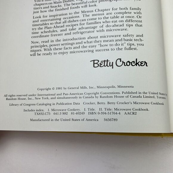 Vintage 80s Betty Crocker's Microwave Cookbook Hardcover General Mills 1981 EUC - Picture 3 of 12